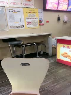 炸鸡店老板娘在店里偷偷播，听狼友指挥跑到厨房漏出骚奶子揉捏好刺激，脱了裤子掰开骚b给狼友看精彩刺激