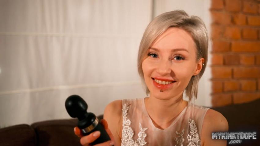 姐姐被抓到自慰，只好让我操