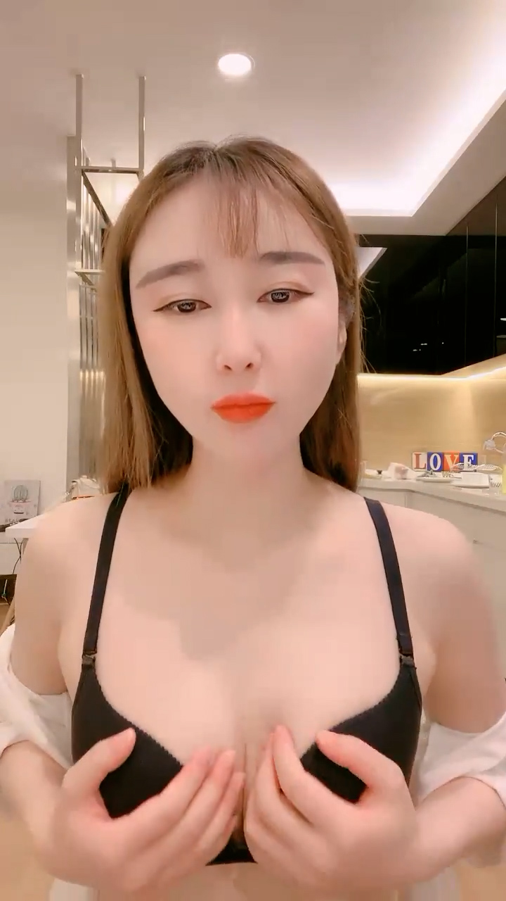 9分颜值极品美女！全身粉嫩展示身材！多毛骚穴自摸，洞口张开好像被操，翘起屁股浪叫呻吟